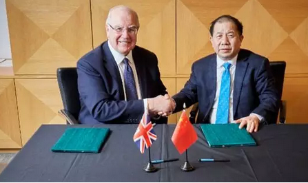 利兹大学副校长Alan-Langlands爵士与上海交通大学林忠勤教授.png 利兹大学副校长Alan-Langlands爵士与上海交通大学林忠勤教授.png