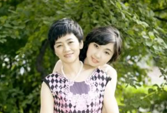 顾洪梅教授与女儿合影.png 顾洪梅教授与女儿合影.png