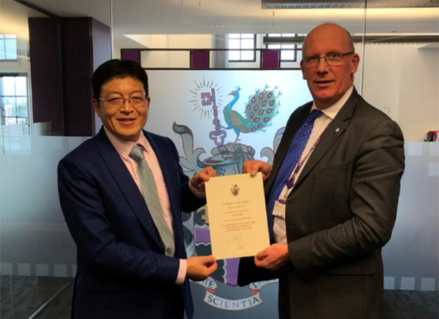 拉夫堡大学校长Professor-Rob-Allison颁发全球招生伙伴证书.png 拉夫堡大学校长Professor-Rob-Allison颁发全球招生伙伴证书.png