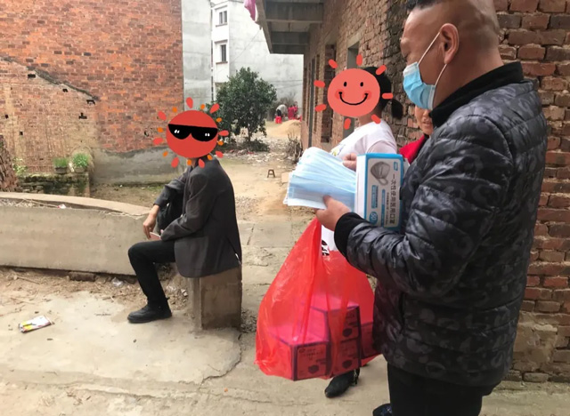 口罩发放到村民手中.jpg 口罩发放到村民手中.jpg